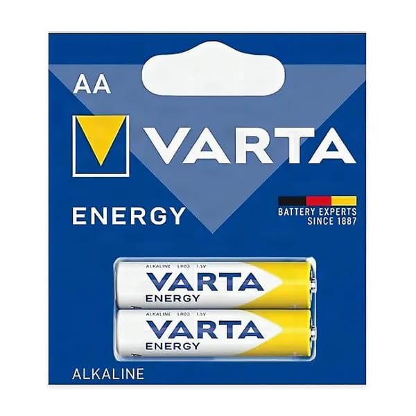 Varta Energy ikili kalem pilin blister ambalaj düz zemin üzerinde duruşu