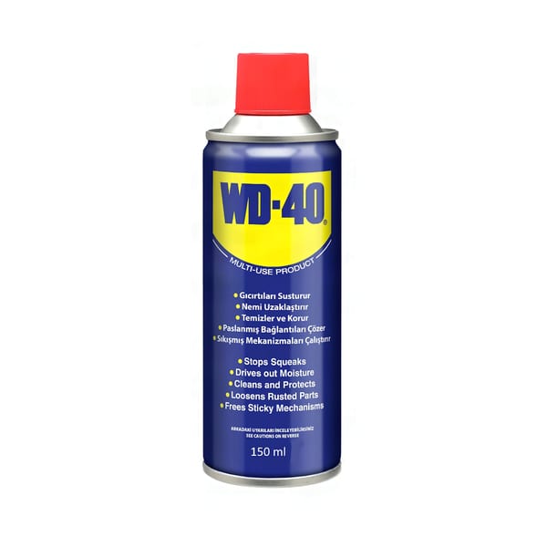 WD-40 sprey ambalajının gövde ve başlık yakın çekimde duruşu