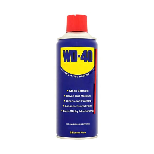 WD-40 iki yüz mililitrelik sprey ambalajının yakın çekimde duruşu